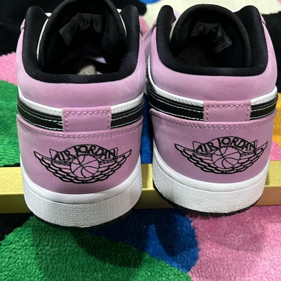 Gently used air Jordan shoes for women lilac white and black very cool pair - Picture 5 of 11